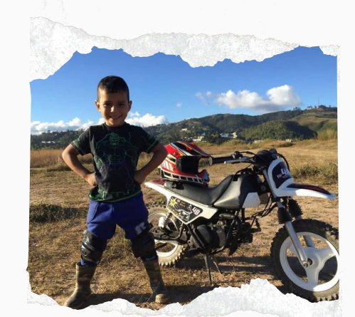 Xavier junto a una motocicleta, imagen del dossier