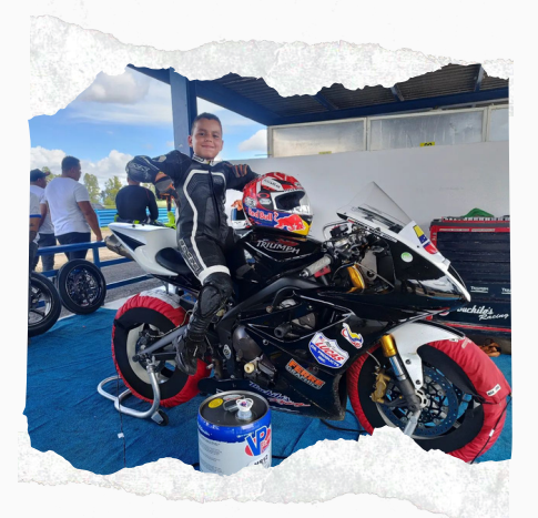 Xavier junto a su motocicleta