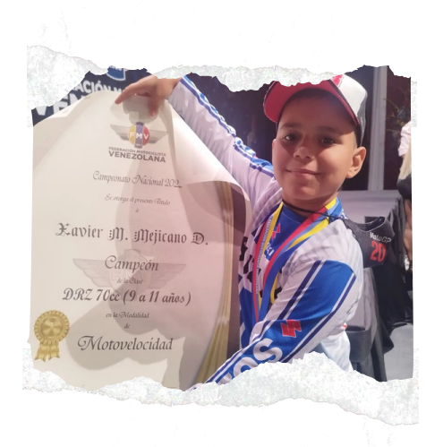 Diploma y medalla mostrados en el dossier